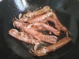 9、椒盐皮皮虾,炸至表皮焦黄