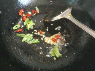 11、椒盐皮皮虾,锅中放入葱姜蒜干红辣椒爆香