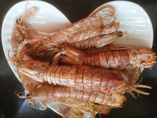 10、椒盐皮皮虾,捞出控油待用