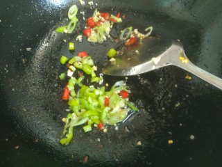 12、椒盐皮皮虾,放入尖椒翻炒