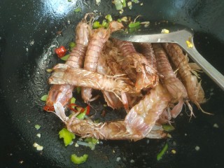 13、椒盐皮皮虾,放入皮皮虾翻炒