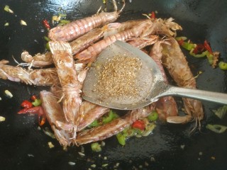 14、椒盐皮皮虾,加入适量椒盐