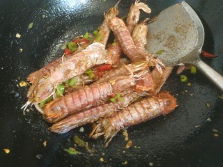 15、椒盐皮皮虾,翻炒均匀关火出锅