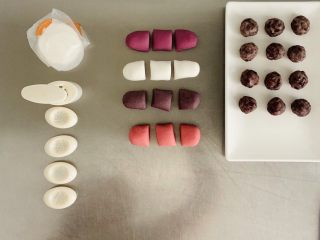 6、冰皮月饼,每一色平均分成三个,提前做好的蜜红豆捣成泥,分成18克一个,团成圆形备用