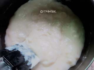 5、鲜奶麻糬,一直不要停的搅拌，加热很快两分钟左右状态黏稠就可以，所以要不停搅拌防止出现团状固体。黏稠浓厚，不是那种很厚实的糊状，是拥有流动性的酱状。