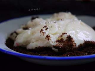 14、鲜奶麻糬,最近很流行一种台湾小吃叫鲜奶麻薯，今天试着在家里做了点，没想到味道好吃的不得了，而且味道好吃的不得了。