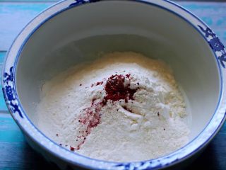 1、超爽的酸汤馄饨,面粉加入红曲粉称重后。