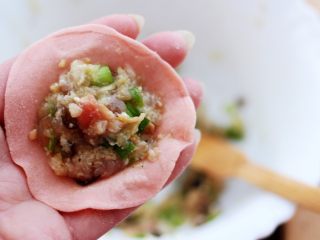 7、超爽的酸汤馄饨,面皮中放入适量的馅料。