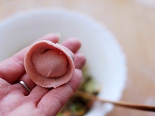 9、超爽的酸汤馄饨,再把饺子的两边捏在一起就可以啦。