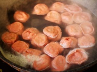 18、超爽的酸汤馄饨,锅中倒入适量的清水煮沸后，把称重的馄饨倒入锅中，大火煮沸后点少许清水，反复3次，看见所有的馄饨都漂浮在水面上即可关火。