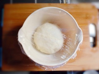 3、海米韭菜鸡蛋水饺,揉成光滑的面团,盖上保鲜膜,饧半个小时。