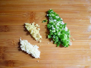 7、海米韭菜鸡蛋水饺,将葱切成葱花,蒜和姜切成蒜末和姜末。