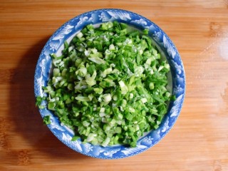 8、海米韭菜鸡蛋水饺,沥干的韭菜切碎,备用。