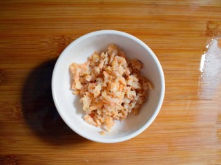 9、海米韭菜鸡蛋水饺,沥干的海米也切碎,备用。