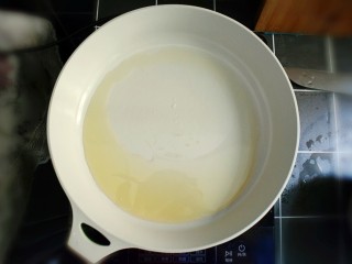 11、海米韭菜鸡蛋水饺,锅热倒入适量的植物油,可以多放一点。