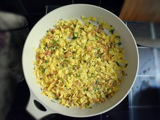 14、海米韭菜鸡蛋水饺,稍微翻炒几下。