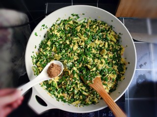 17、海米韭菜鸡蛋水饺,一勺十三香。