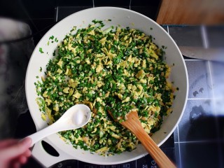 18、海米韭菜鸡蛋水饺,适量的盐。