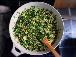 19、海米韭菜鸡蛋水饺,搅拌均匀,馅料即完成。