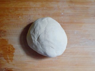 20、海米韭菜鸡蛋水饺,将饧好的面团,进行复揉。