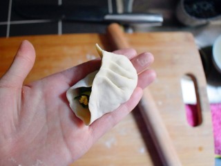 22、海米韭菜鸡蛋水饺,包入馅料,可按自己喜欢的方式来包哦!