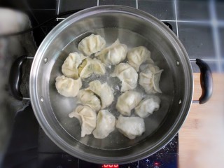 24、海米韭菜鸡蛋水饺,开始煮饺子喽,水烧开后,下饺子,再次煮开后倒入一碗凉水,这样反复三次即可。