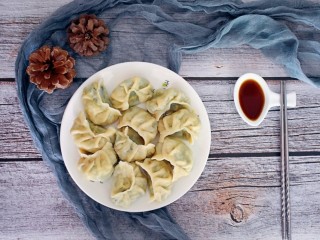 25、海米韭菜鸡蛋水饺,出锅装盘。