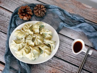 26、海米韭菜鸡蛋水饺,皮薄馅多,饺子还是自己包的,好吃实在哦!