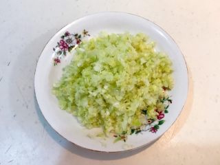 5、三鲜小馄饨,大葱和鲜姜放在一起切成葱姜末