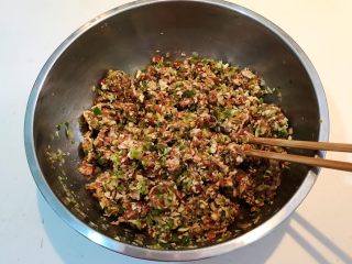 9、三鲜小馄饨,顺着一个方向调匀即可，馅料做好了备用