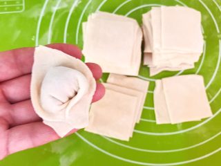 15、三鲜小馄饨,把面皮对角合上，再把左右两个角捏在一起，一个馄饨就包好了