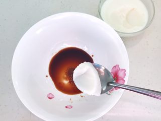 22、三鲜小馄饨,调制碗汁：在碗里加入1勺生抽，加入2克精，加入小半勺自制猪油（另有菜谱）