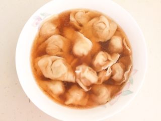 26、三鲜小馄饨,把煮熟的馄饨捞出来，放入调好的碗汁里