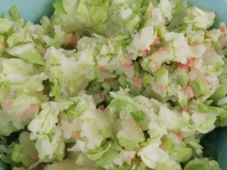 3、素顔の赤油の写手 *素颜红油抄手,把煮好的土豆（土豆煮熟）用勺子按压成土豆泥，然后把白菜，火腿肠用勺子混合，再加点少量的盐进去，混合。