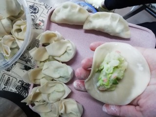 4、素顔の赤油の写手 *素颜红油抄手,接下来就是包饺子，或者包抄手了，第一次包的饺子挺好看的哈，倒是抄手包得太难了了，包好了就全部扔到锅里去煮熟