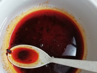 5、素顔の赤油の写手 *素颜红油抄手,然后就是佐料，因为是寝室，没什么材料，直接就是放的老干妈，再加一点盐