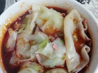 6、素顔の赤油の写手 *素颜红油抄手,最后就把锅里的抄手或者饺子捞出来，放到碗里，就可以啦！不说了，洗碗去了，味道是真的很不错。