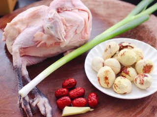 1、板栗炖土鸡汤,首先备齐所有的食材，我这是一只鸡，炖汤用了半只，板栗是我买的时候，直接让卖家给去皮了。