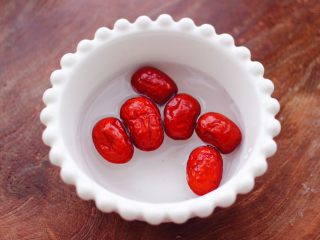 2、板栗炖土鸡汤,红枣洗净后，用温水提前浸泡半小时。