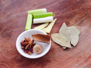 4、板栗炖土鸡汤,准备好炖鸡汤的调料，花椒和八角，草蔻和桂皮，香叶和葱姜。