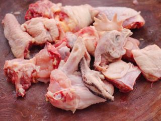 5、板栗炖土鸡汤,把土鸡洗净后，用刀剁成块状。