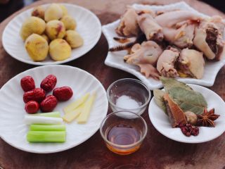 7、板栗炖土鸡汤,把所有的食材都准备好以后。
