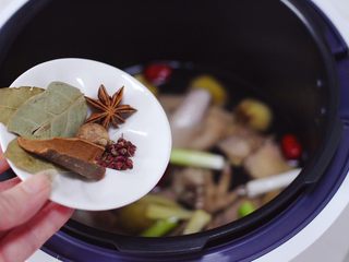 12、板栗炖土鸡汤,再放入香叶和桂皮，八角和花椒，还有草蔻。