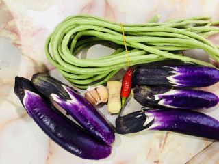 1、豇豆烧茄子,准备食材。