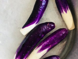 2、豇豆烧茄子,茄子去蒂洗净