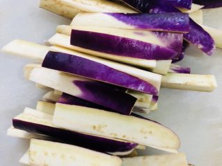 3、豇豆烧茄子,茄子切段再对半切开，最后切成长条