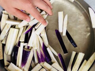 4、豇豆烧茄子,放入水里再洗一次，水会变得黄黄的。这是茄子里的单宁物质溶到水里了。