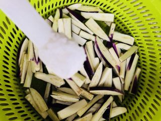 5、豇豆烧茄子,再次放水，放一些盐浸泡一下