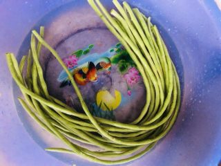 6、豇豆烧茄子,豇豆切去头尾后洗净