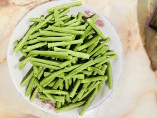 7、豇豆烧茄子,切成段备用